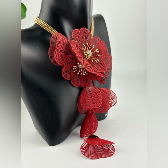 Red Statement Flower Necklace with Gold Chain ✨ - Picture 5 of 8